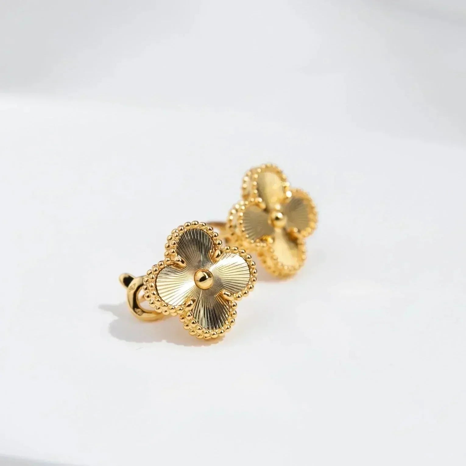 [Imperial] CLOVER MEDIUM 1 MOTIFS LASER EARRINGS