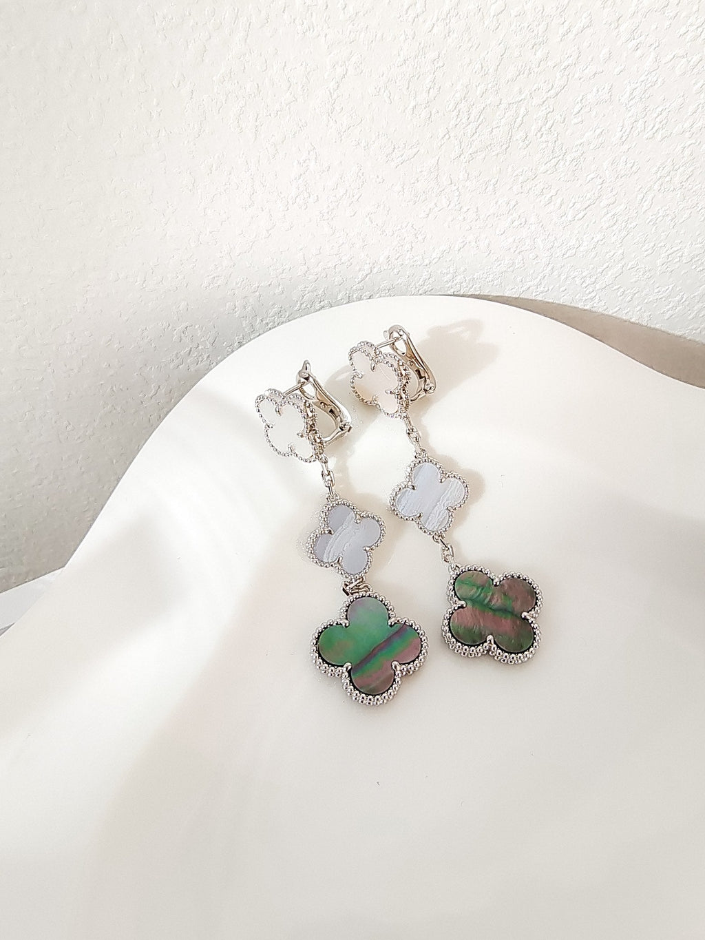 [Imperial] CLOVER 3 MOTIFS CHALCEDONY DARK MOP SILVER EARRINGS