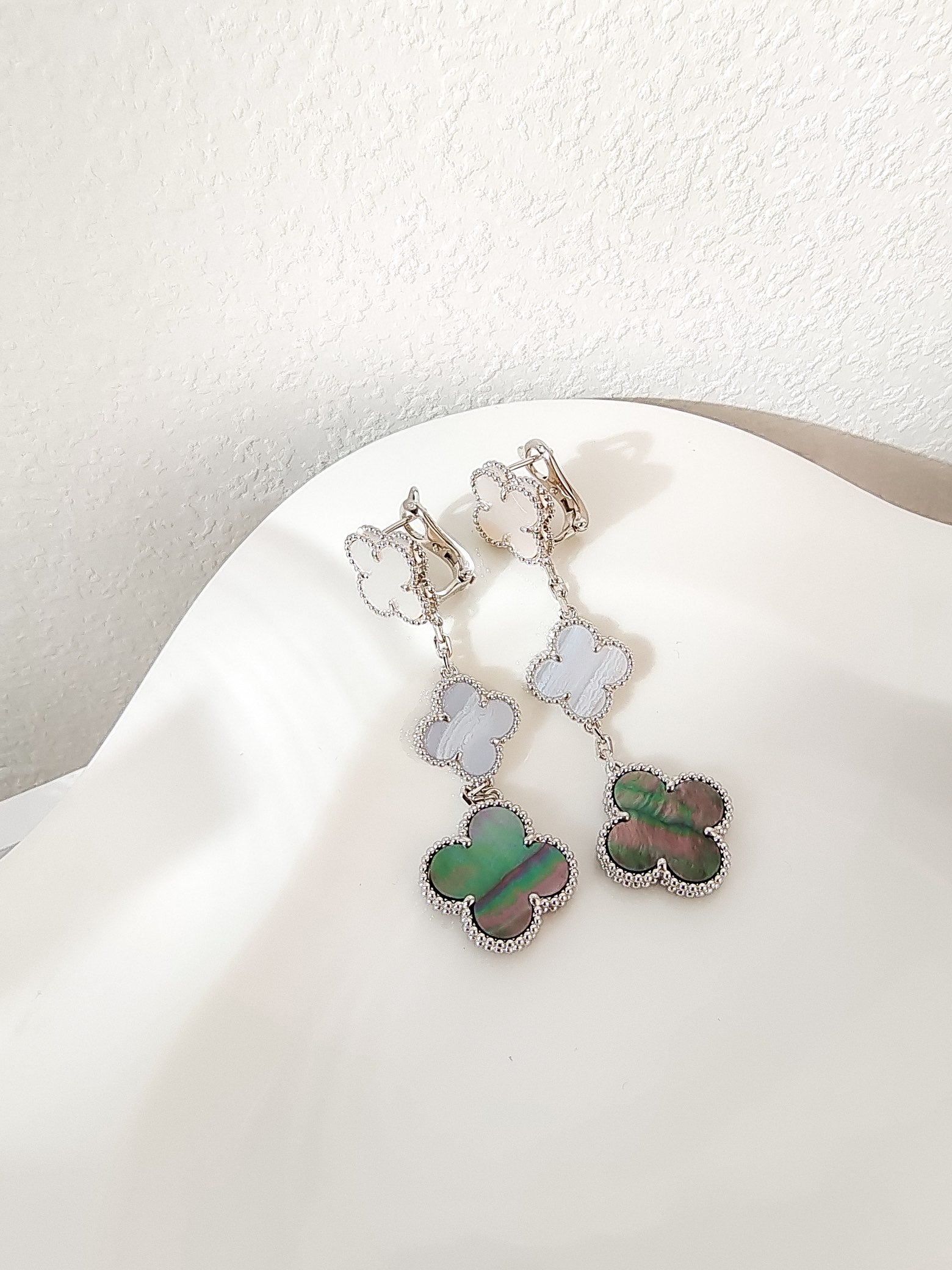[Imperial] CLOVER 3 MOTIFS CHALCEDONY DARK MOP SILVER EARRINGS