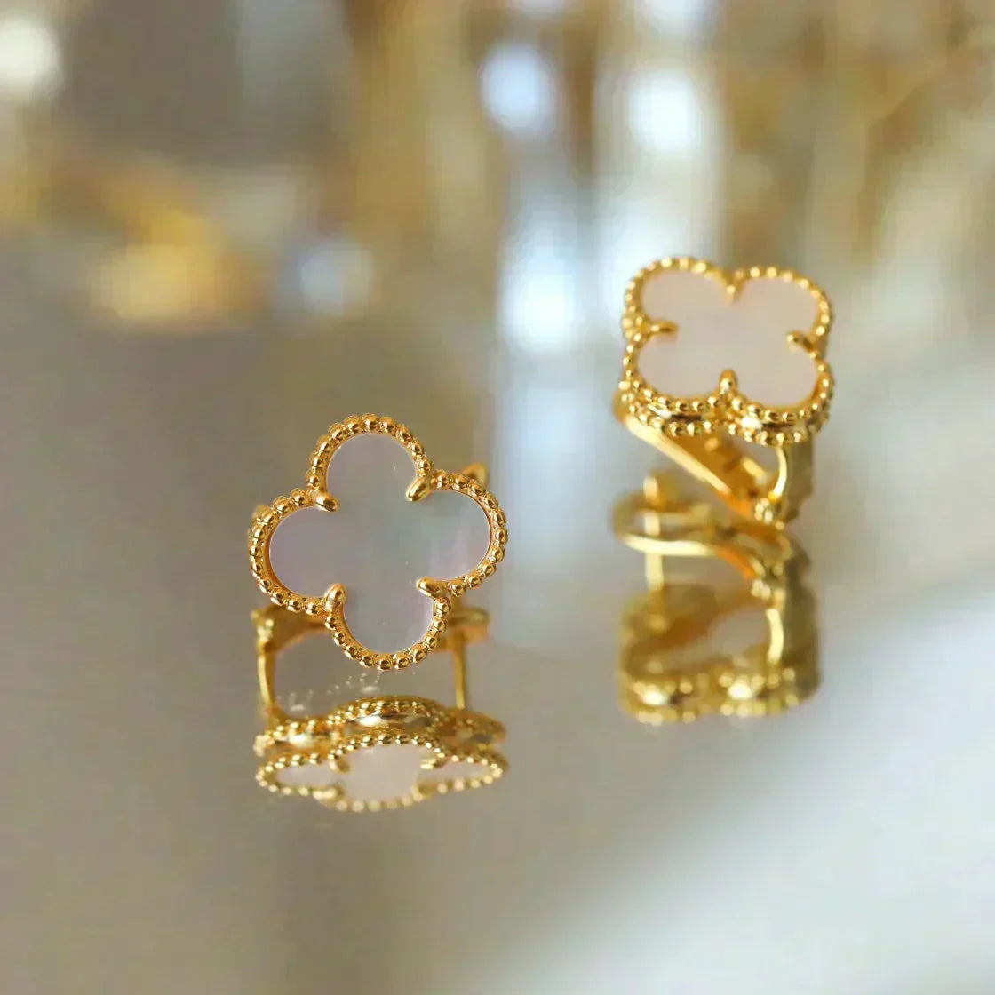 [Imperial] CLOVER MEDIUM 1 MOTIFS  WHITE MOP STUD EARRINGS