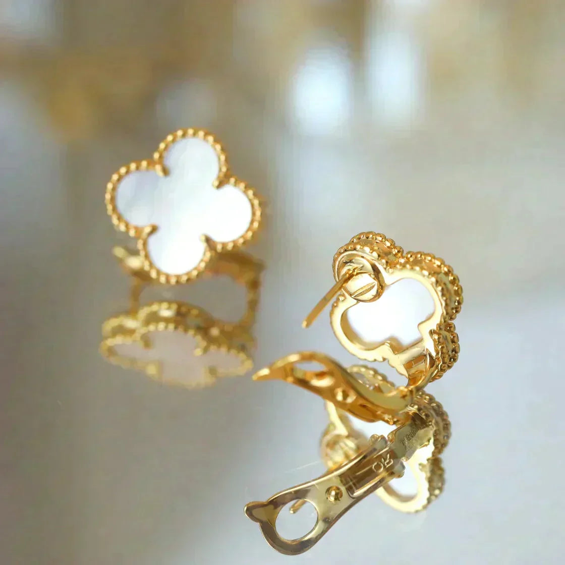[Imperial] CLOVER MEDIUM 1 MOTIFS  WHITE MOP STUD EARRINGS