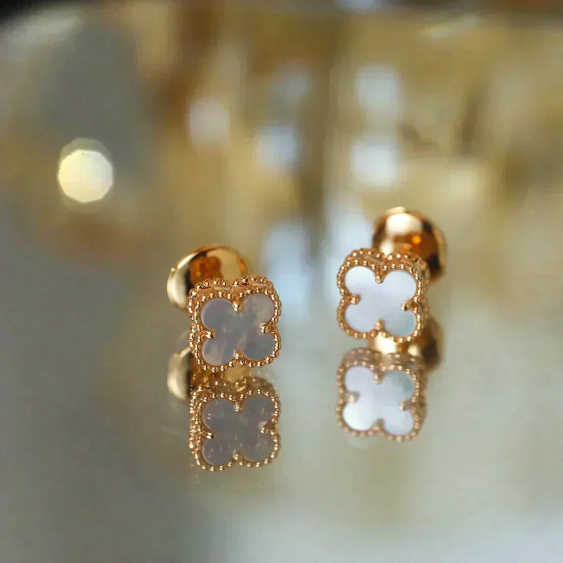 [Imperial] CLOVER MINI 9.5MM WHITE MOP EARRINGS