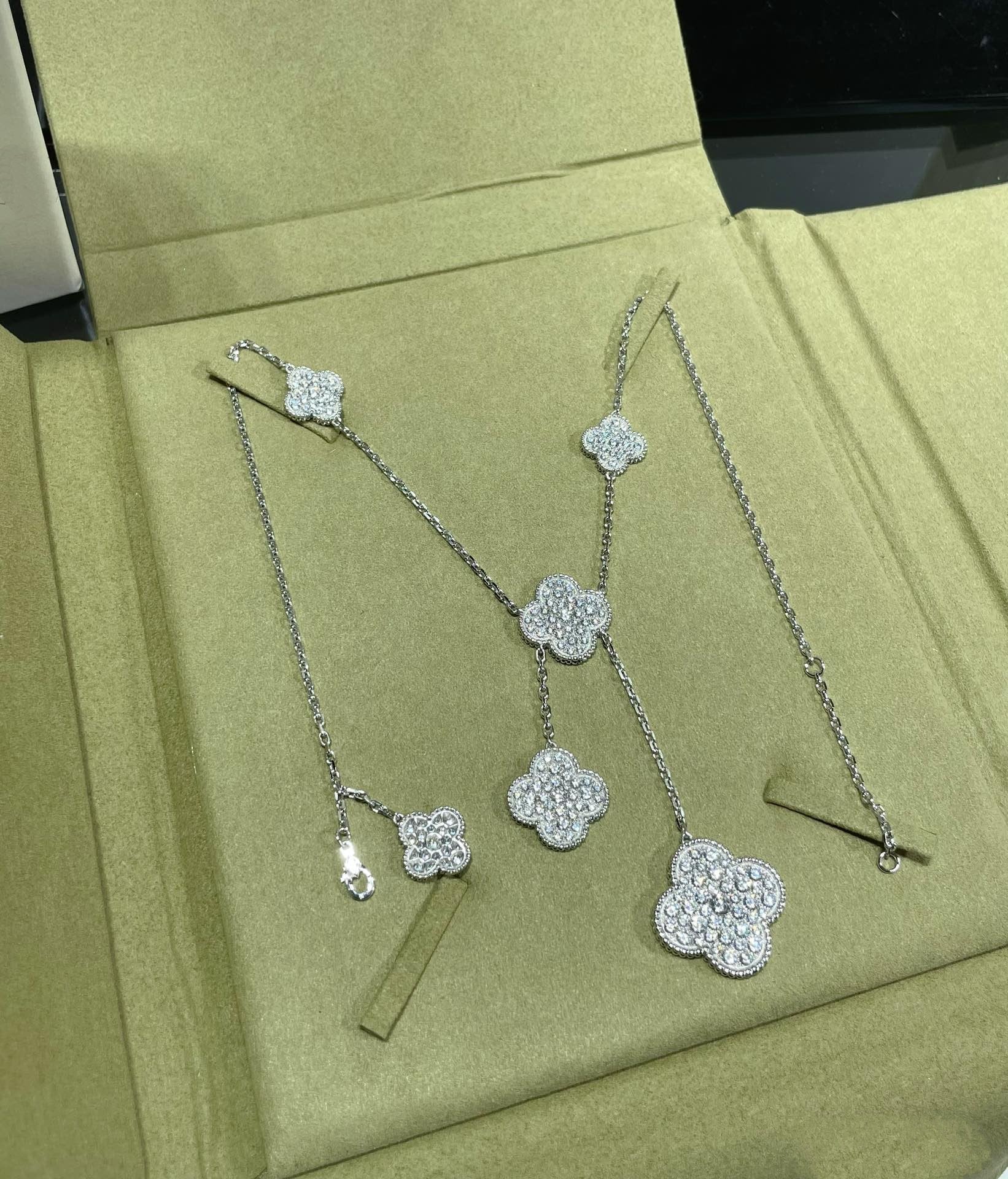 [Imperial] CLOVER 6 MOTIF DIAMOND PAVED NECKLACE