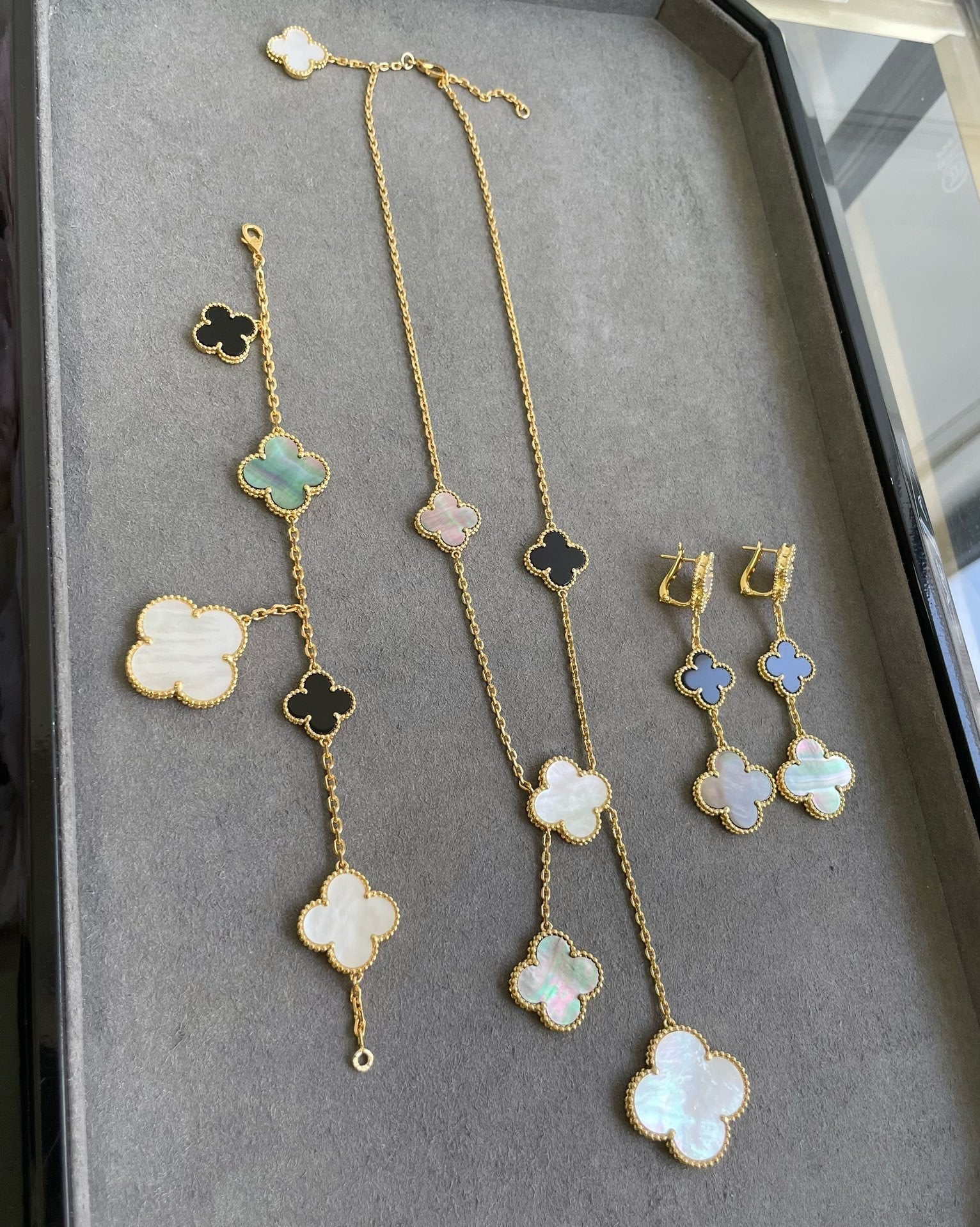 [Imperial] CLOVER 3 MOTIF MOP ONYX DARK MOP PINK GOLD EARRINGS