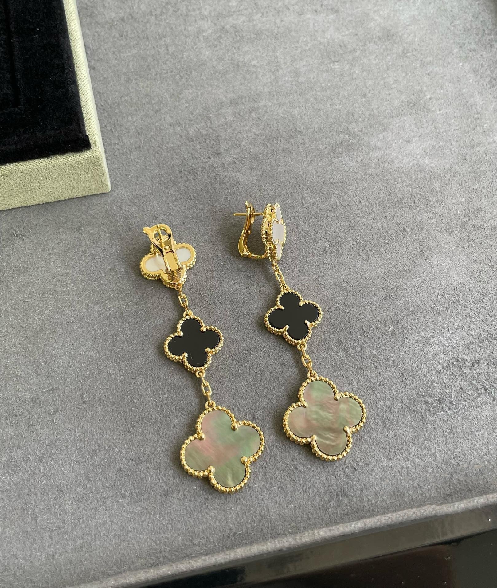 [Imperial] CLOVER 3 MOTIF MOP ONYX DARK MOP PINK GOLD EARRINGS