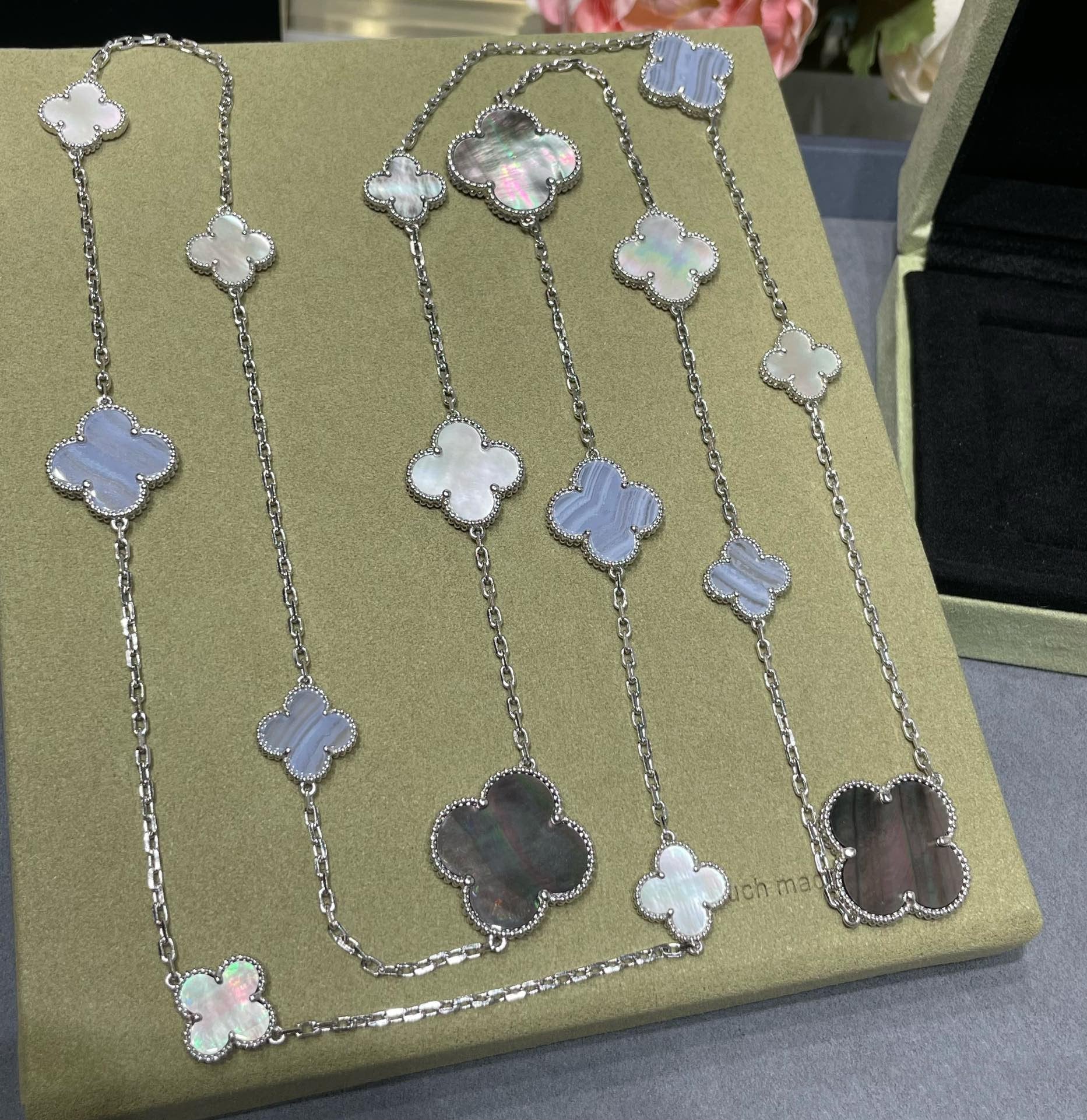 [Imperial] CLOVER 16 MOTIF CHALCEDONY MOP SILVER NECKLACE