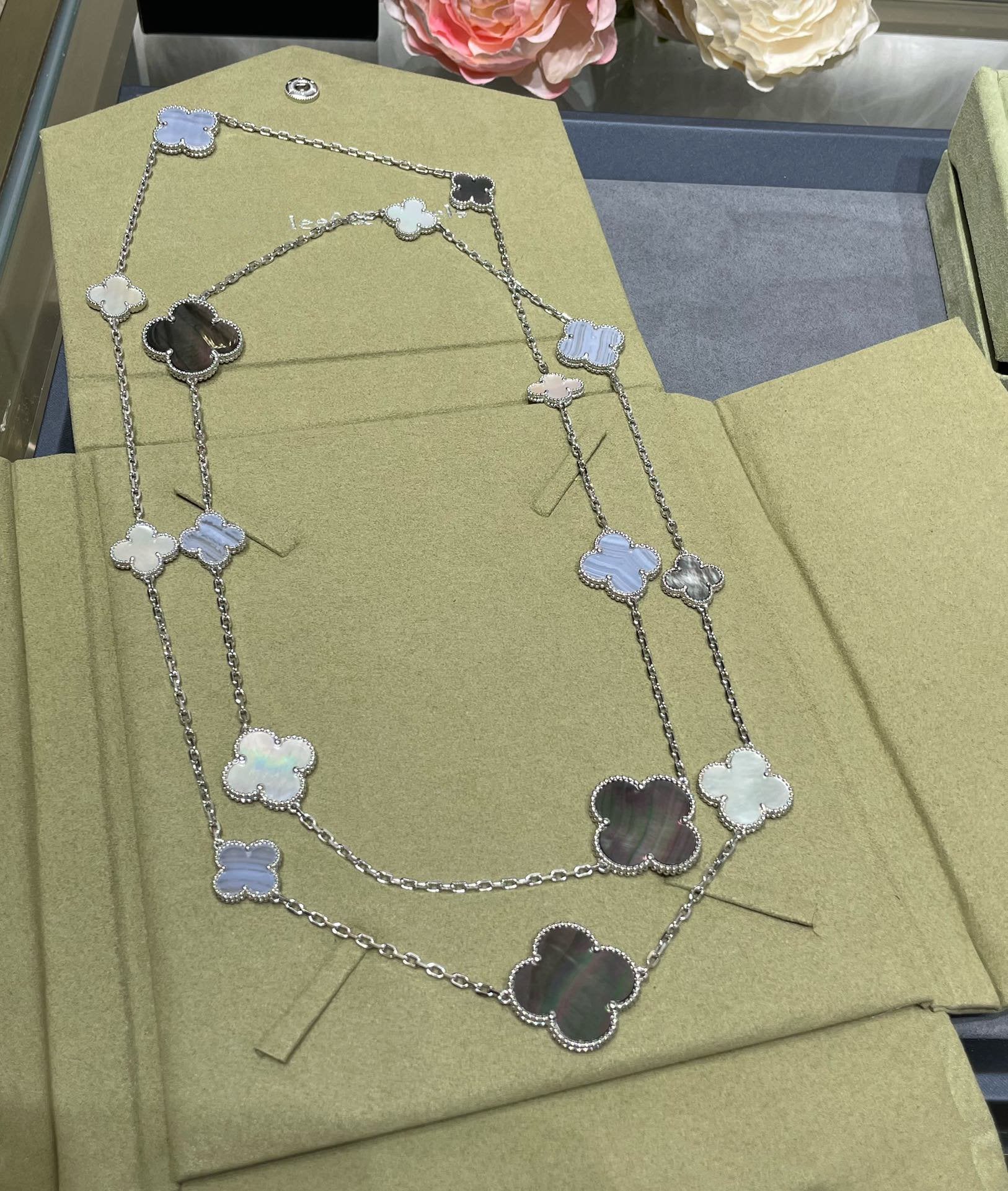 [Imperial] CLOVER 16 MOTIF CHALCEDONY MOP SILVER NECKLACE
