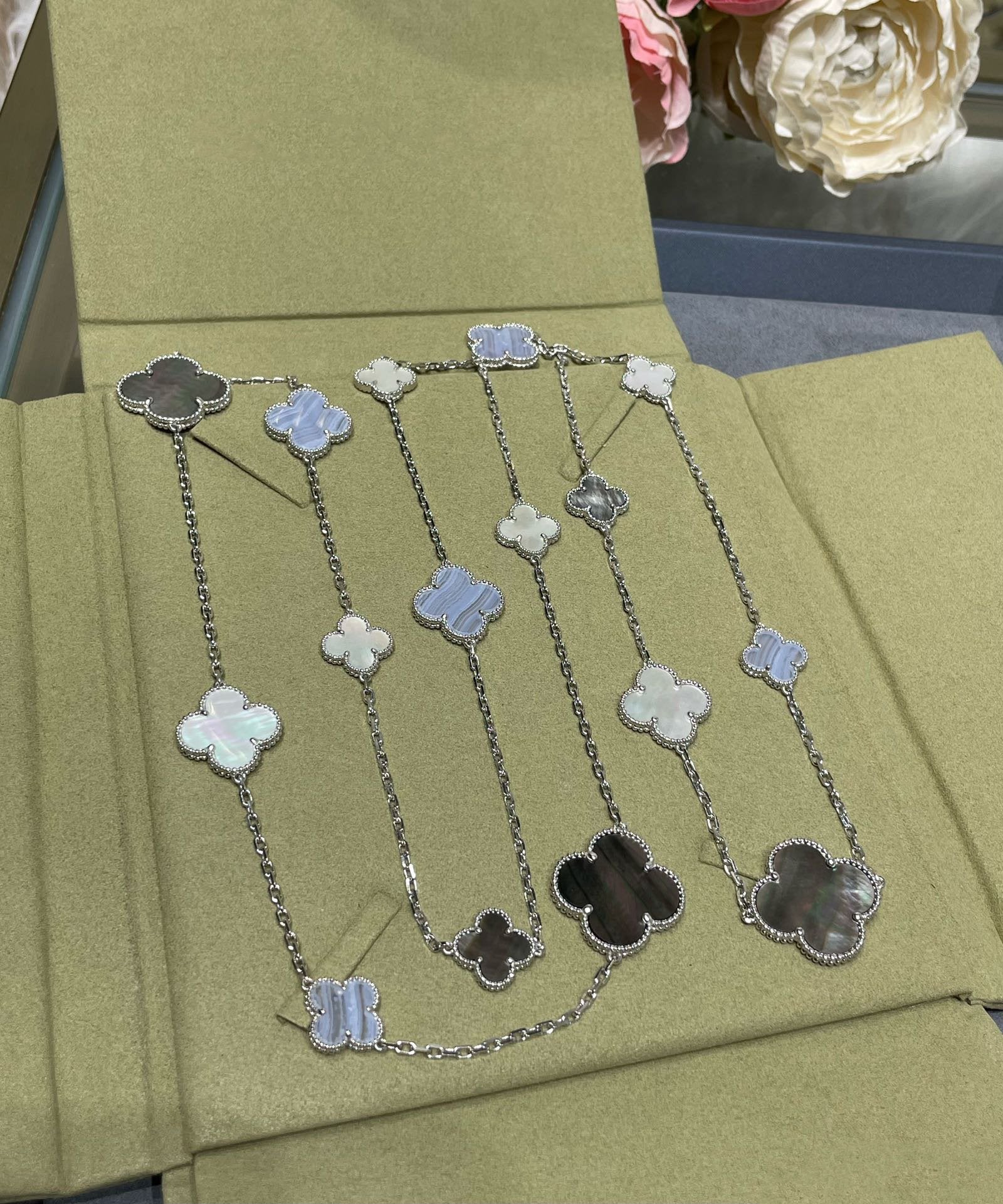 [Imperial] CLOVER 16 MOTIF CHALCEDONY MOP SILVER NECKLACE