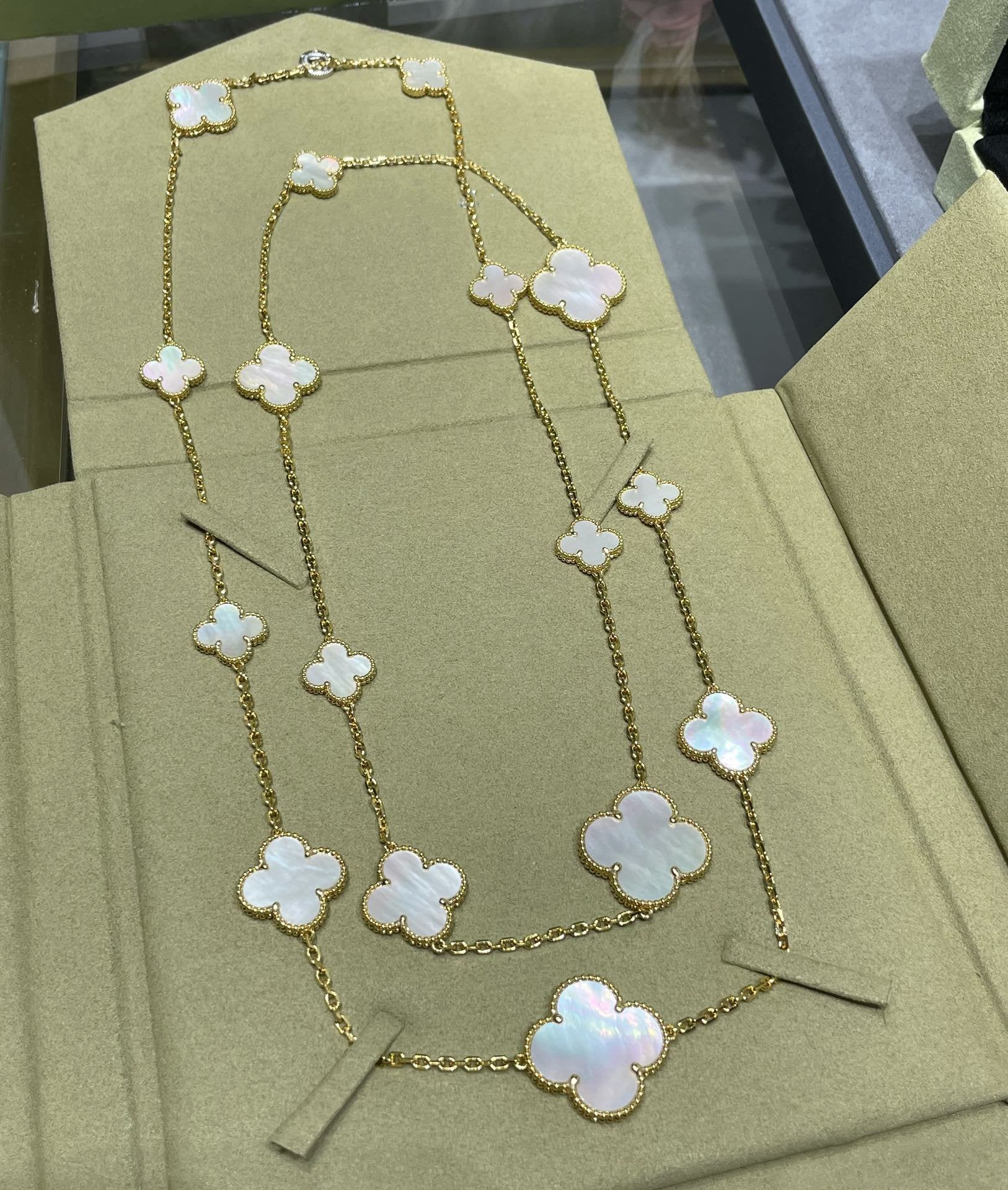 [Imperial] CLOVER 16 MOTIF WHITE MOP GOLD NECKLACE