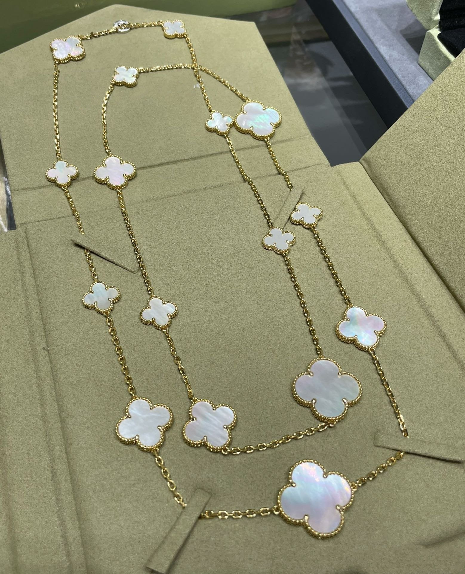 [Imperial] CLOVER 16 MOTIF WHITE MOP GOLD NECKLACE