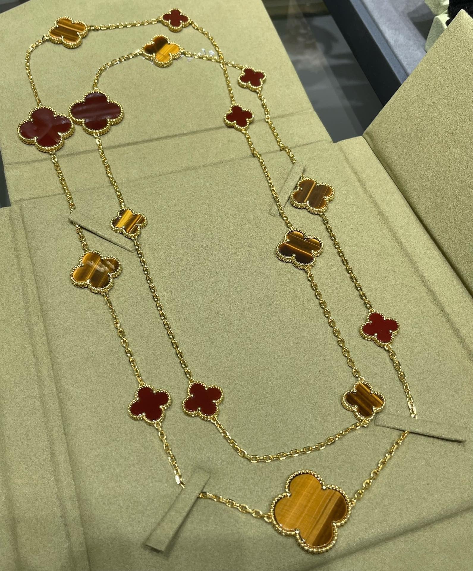 [Imperial] CLOVER 16 MOTIF CARNELIAN TIGER EYE ROSE GOLD NECKLACE