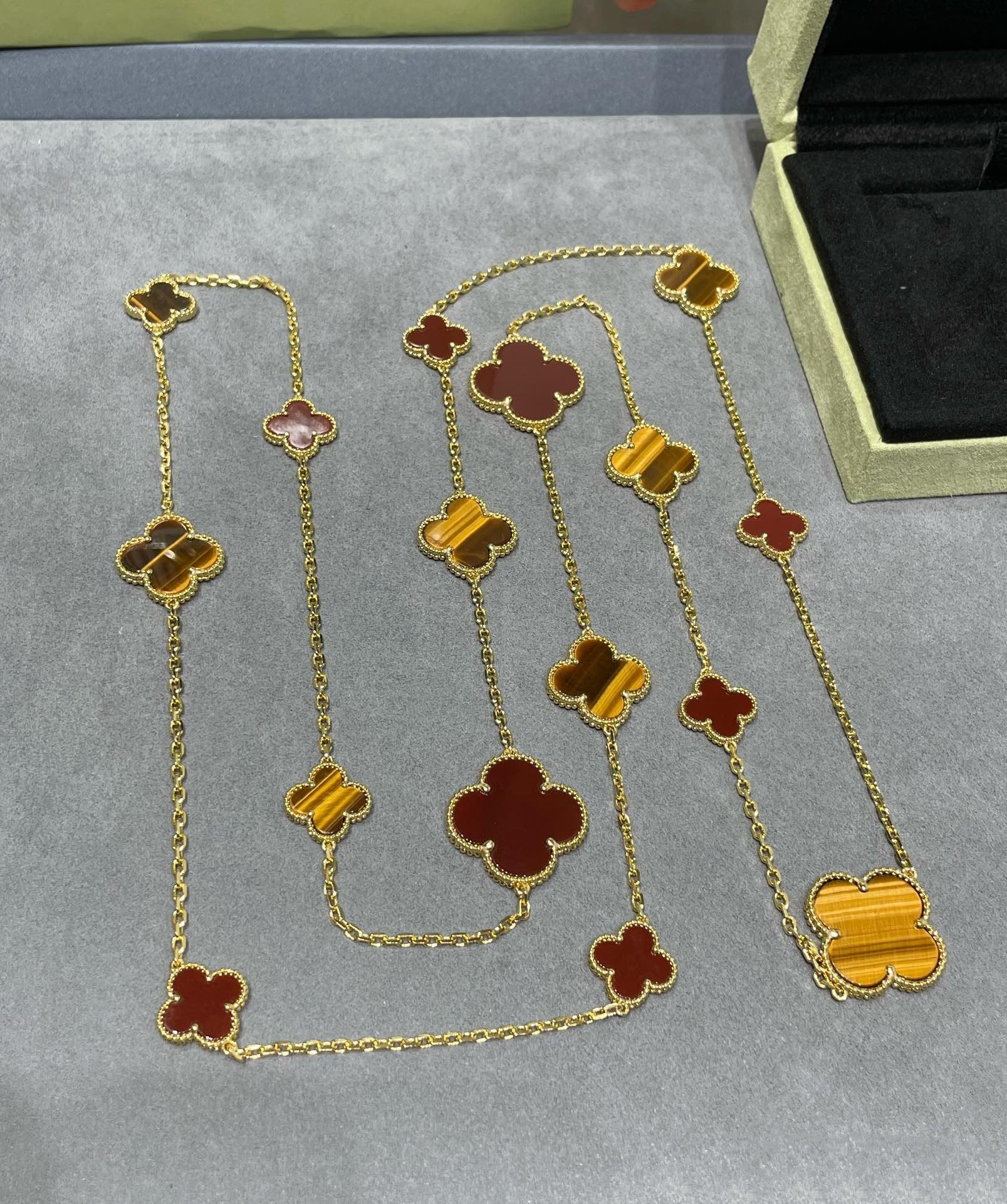 [Imperial] CLOVER 16 MOTIF CARNELIAN TIGER EYE ROSE GOLD NECKLACE