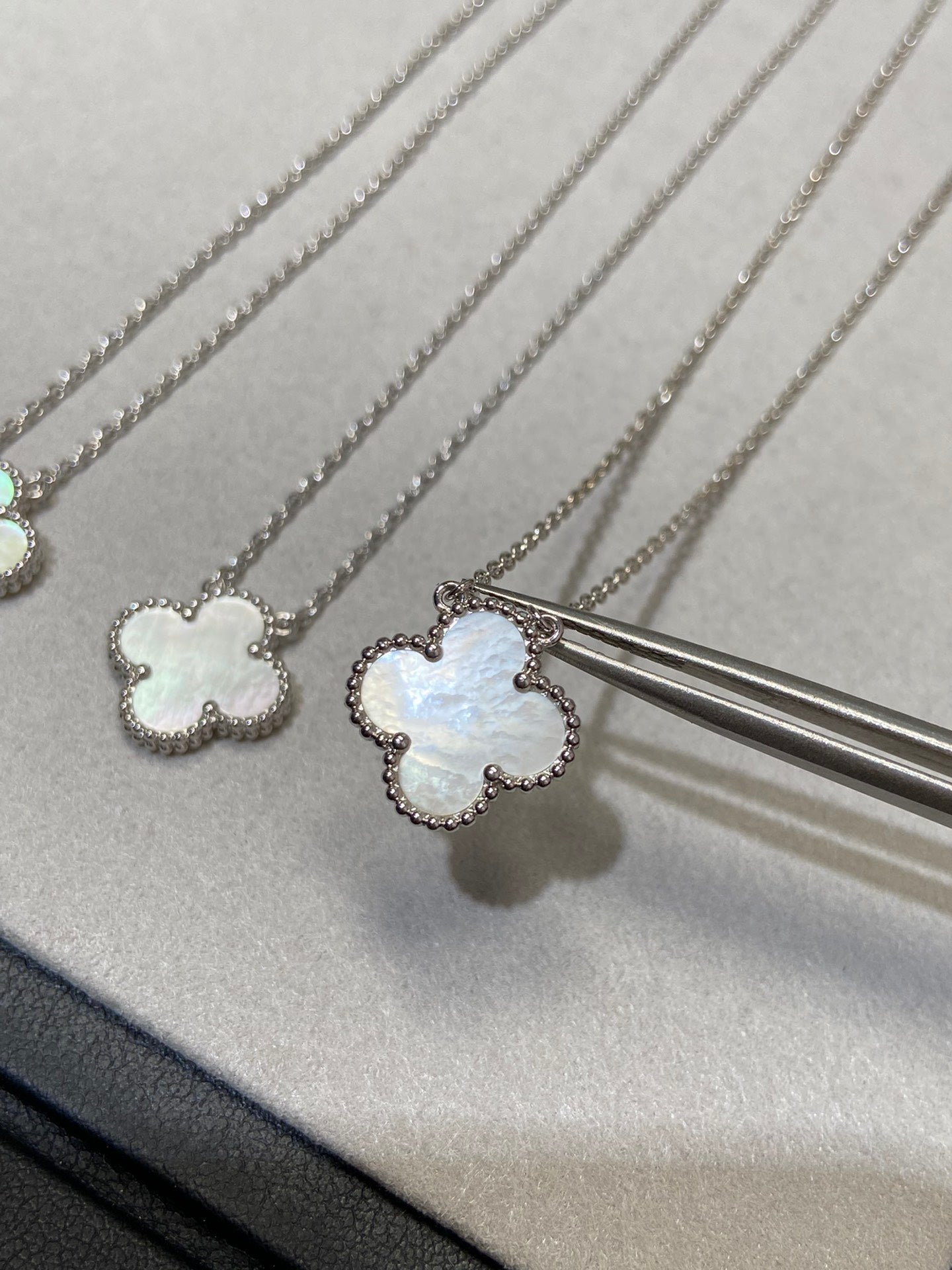 [Imperial] CLOVER MEDIUM SILVER WHITE MOP NECKLACE