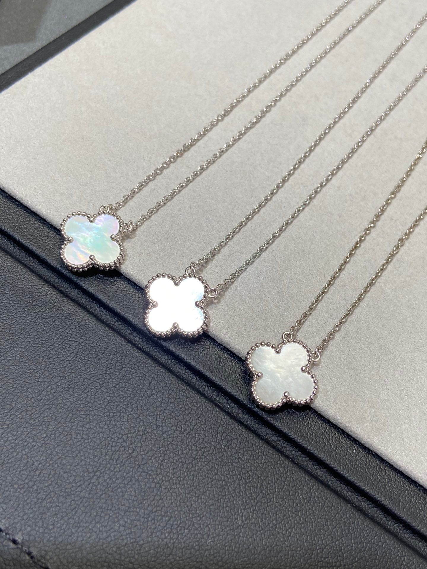 [Imperial] CLOVER MEDIUM SILVER WHITE MOP NECKLACE