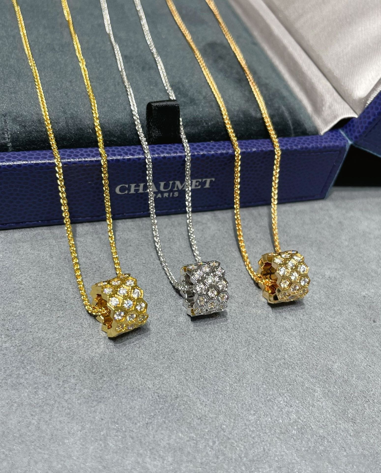 [Imperial] BEE LOVE DIAMOND PAVED 3 ROW NECKLACE
