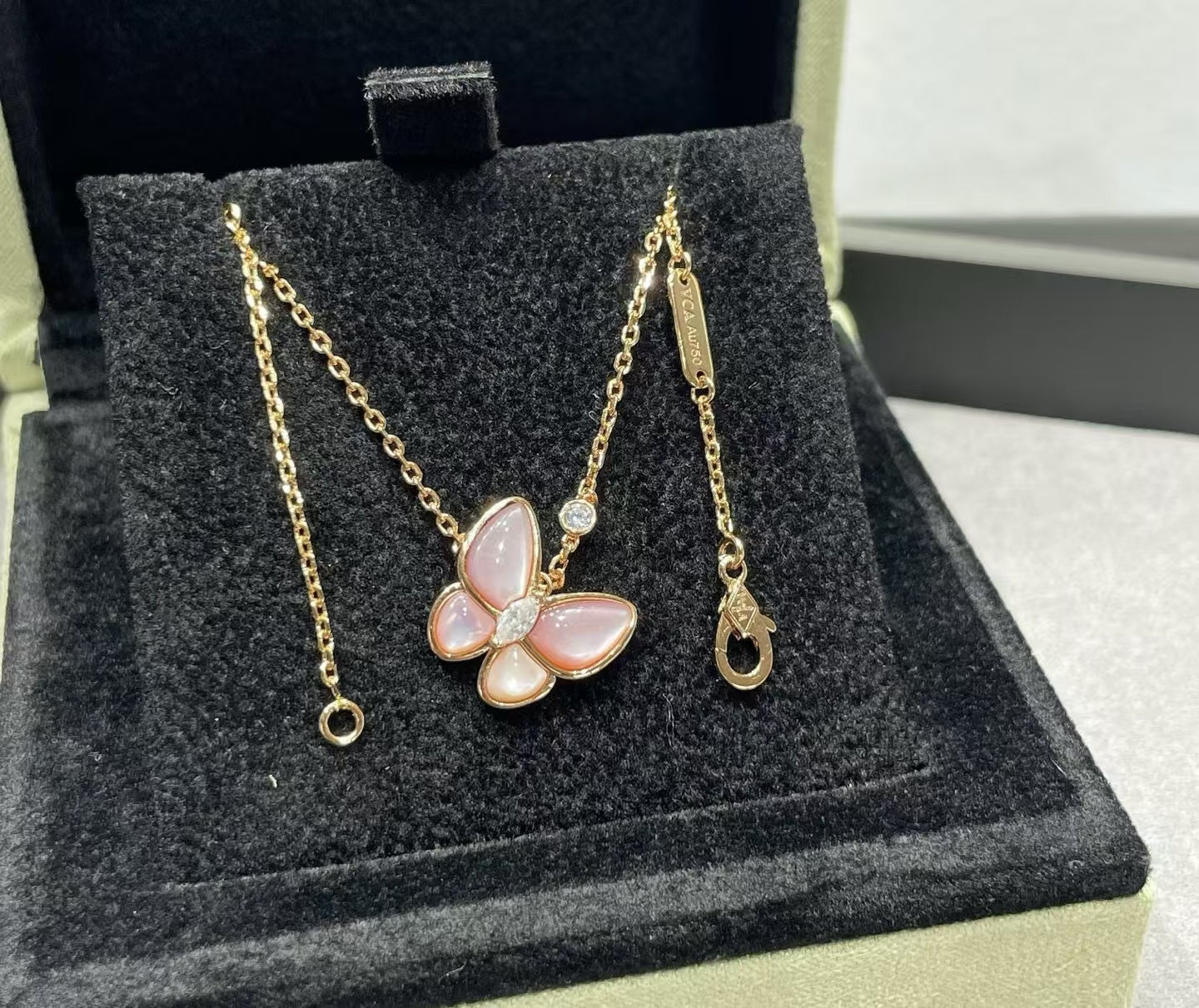 [Imperial] BUTTERFLY PINK MOTHER-OF-PEARL DIAMOND NECKLACE
