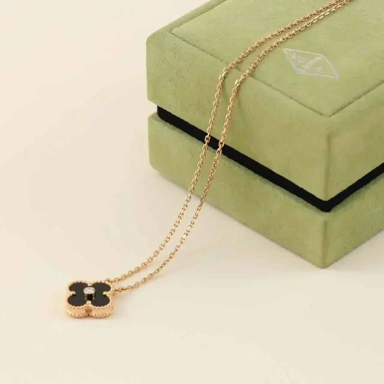 [Imperial] CLOVER 15MM DIAMOND ONYX NECKLACE