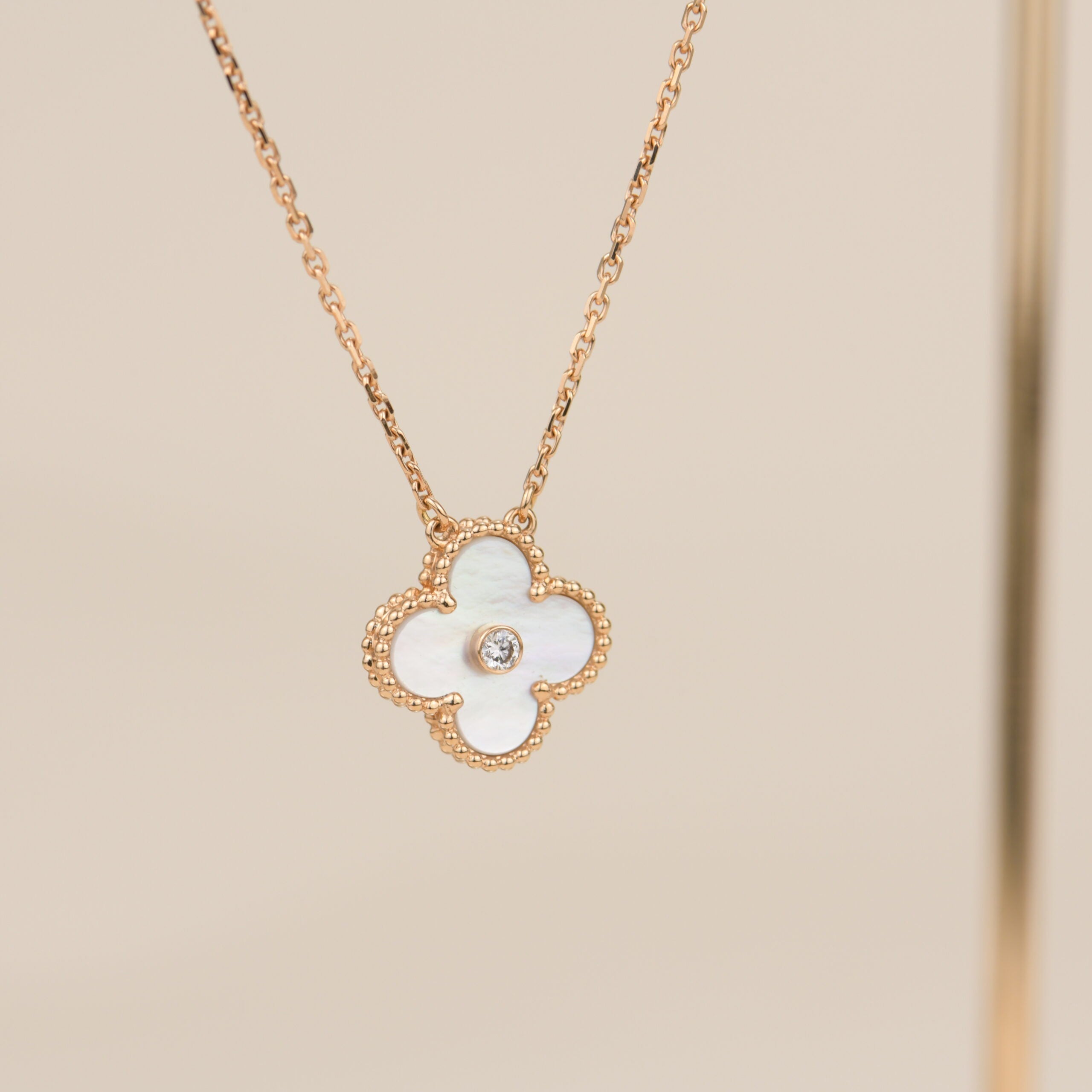 [Imperial] CLOVER 15MM DIAMOND WHITE FRITILLARIA NECKLACE