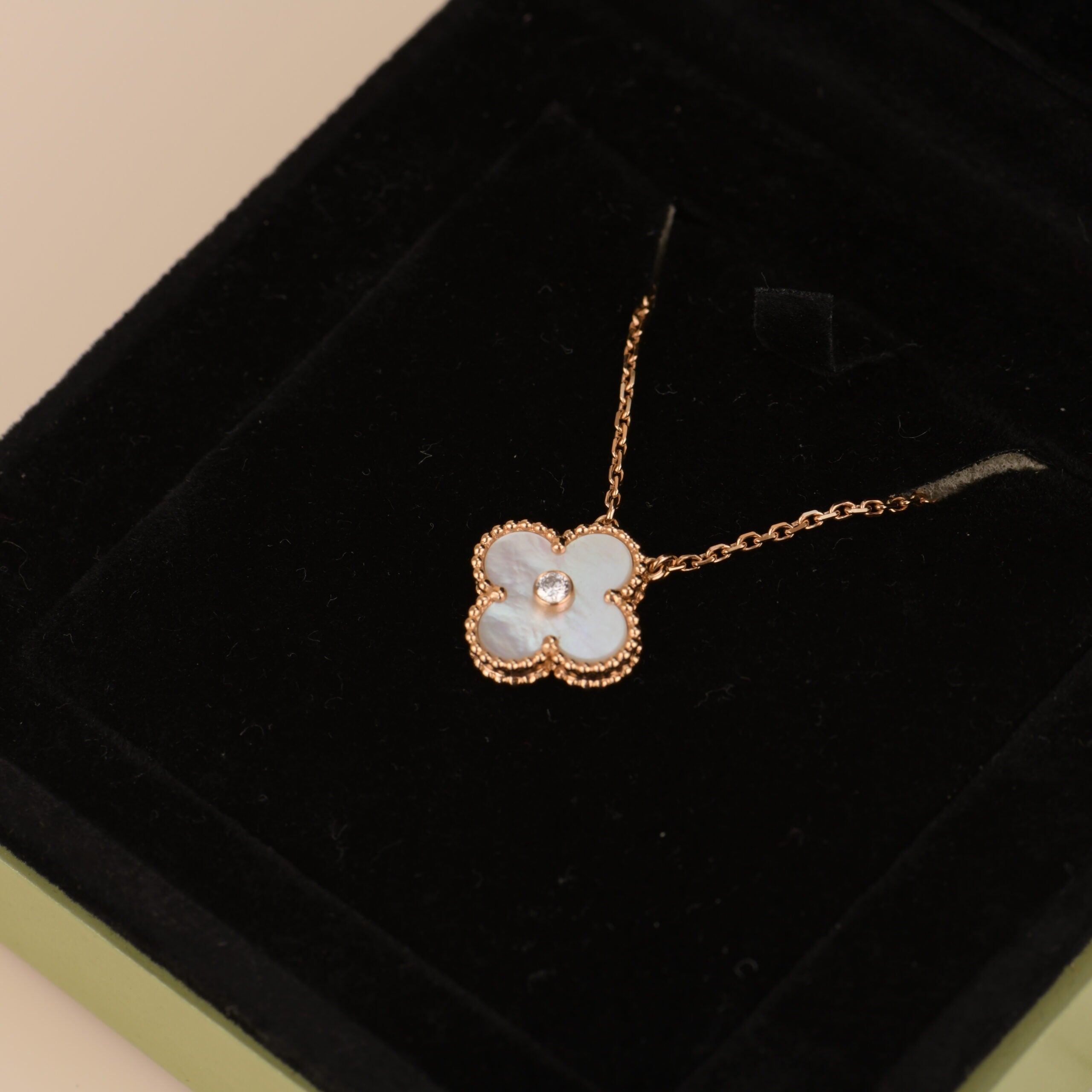 [Imperial] CLOVER 15MM DIAMOND WHITE FRITILLARIA NECKLACE
