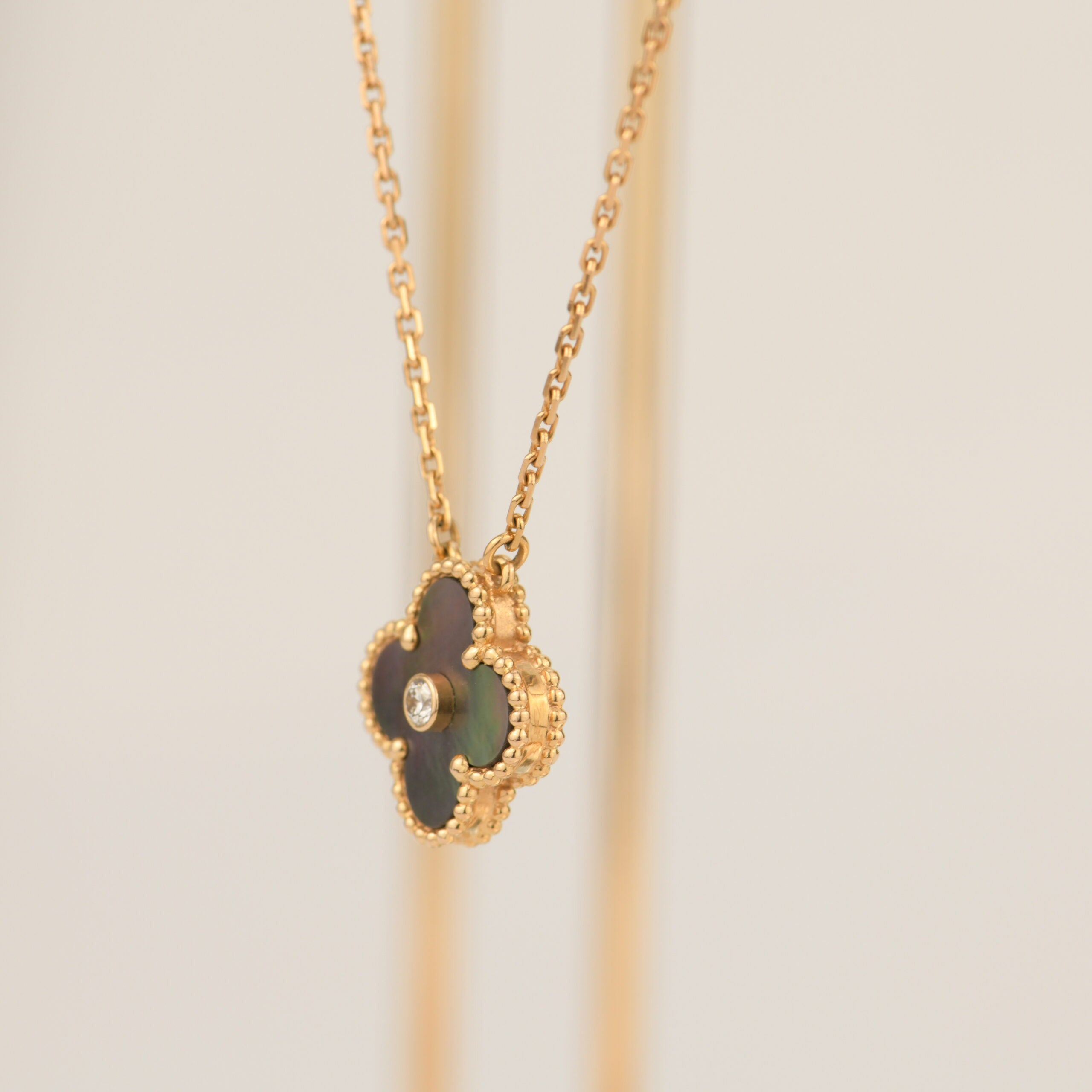 [Imperial] CLOVER 15MM DIAMOND AND MOTHER-OF-GREY NECKLACE