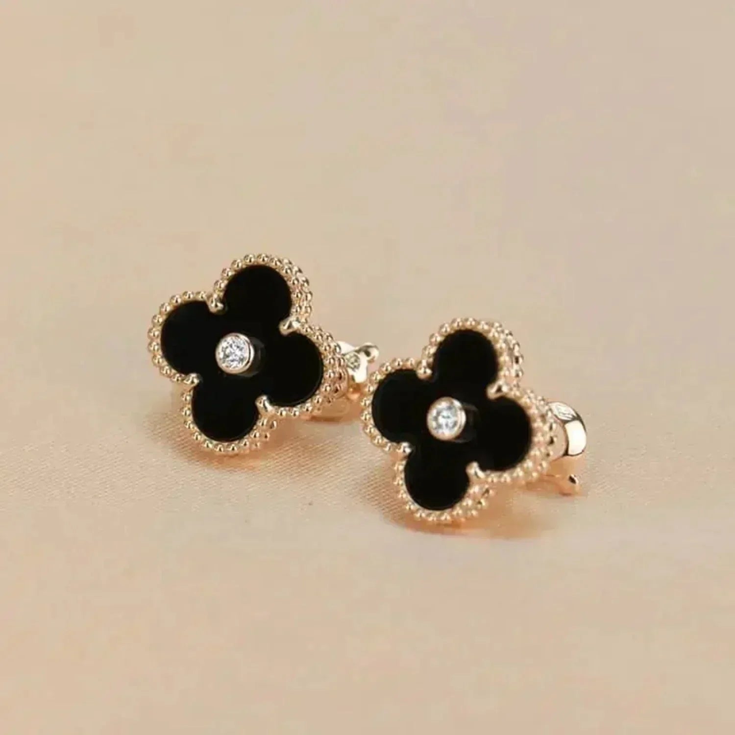 [Imperial] CLOVER MEDIUM 1 MOTIFS ONYX DIAMOND EARRINGS