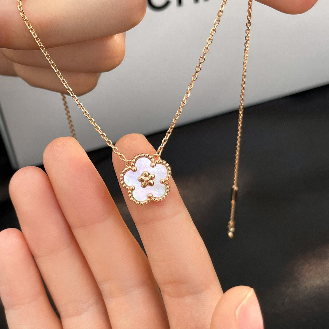 [Imperial] LUCKY  WHITE MOP  PLUM BLOSSOM NECKLACE