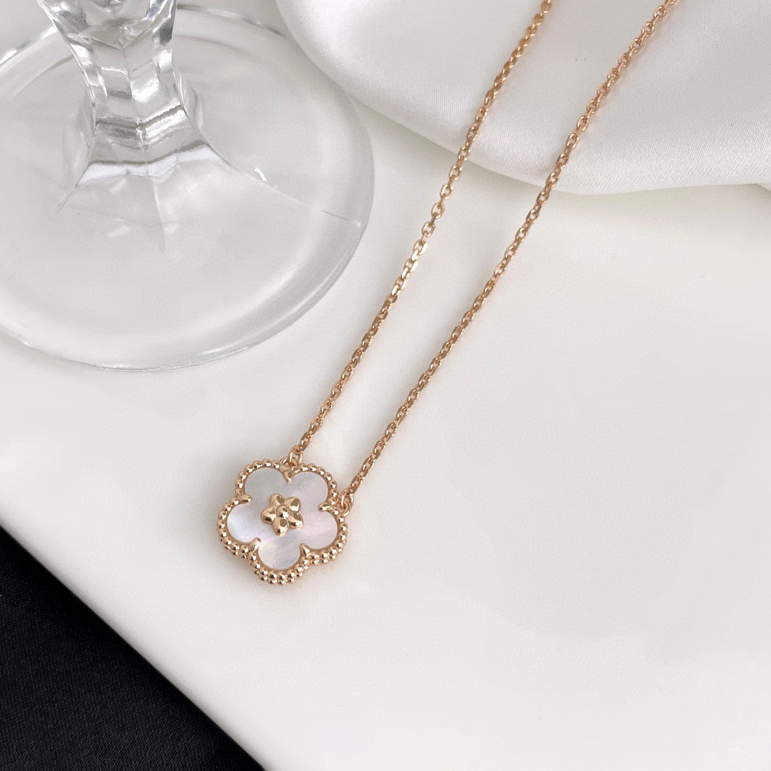 [Imperial] LUCKY  WHITE MOP  PLUM BLOSSOM NECKLACE
