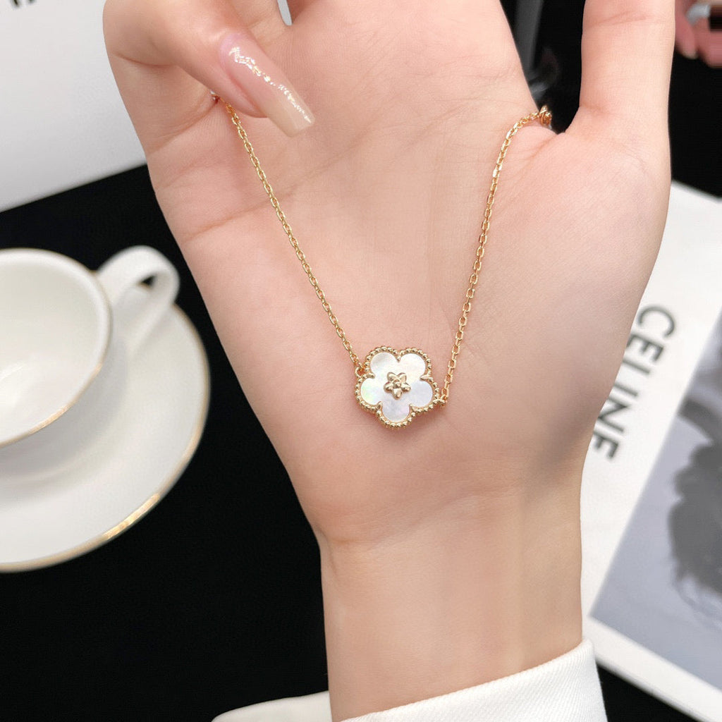 [Imperial] LUCKY  WHITE MOP  PLUM BLOSSOM NECKLACE