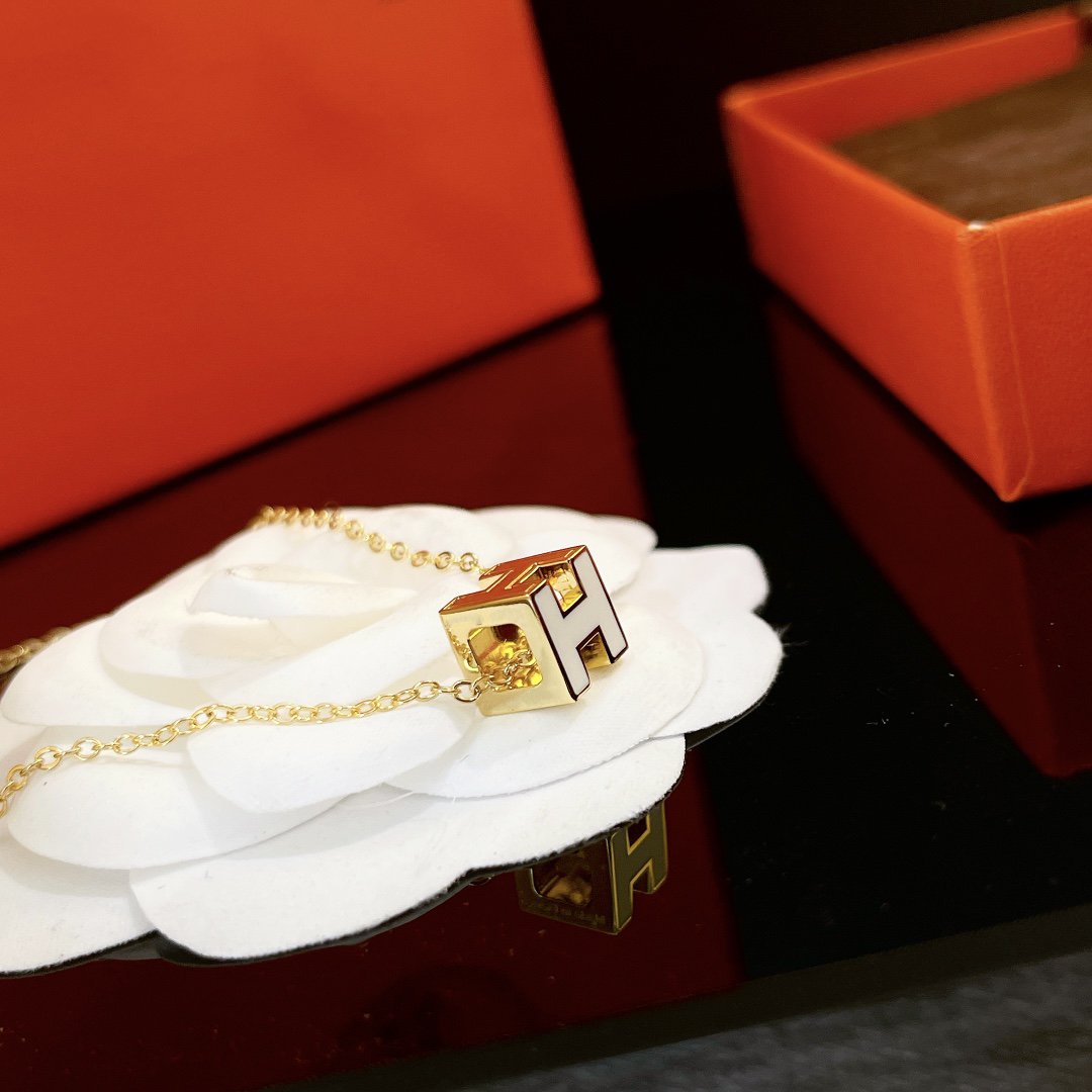 [Imperial] H WHITE SQUARE GOLD NECKLACE
