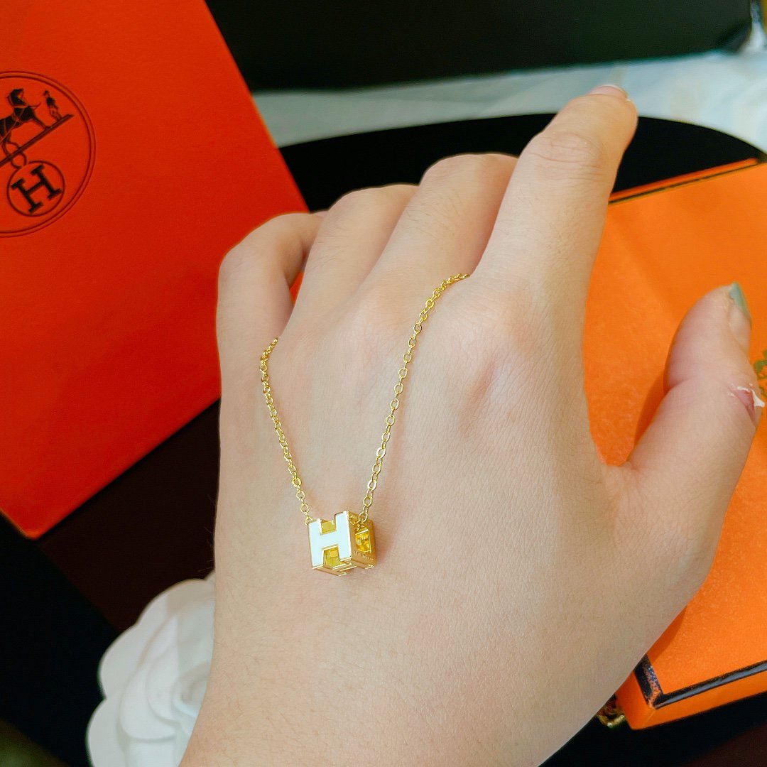 [Imperial] H WHITE SQUARE GOLD NECKLACE