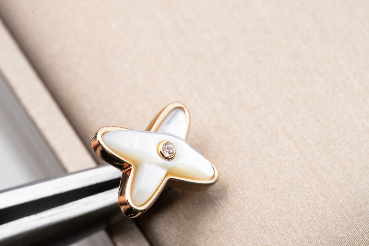 [Imperial] JEUX DE WHITE MOP PINK GOLD DIAMOND EARRINGS