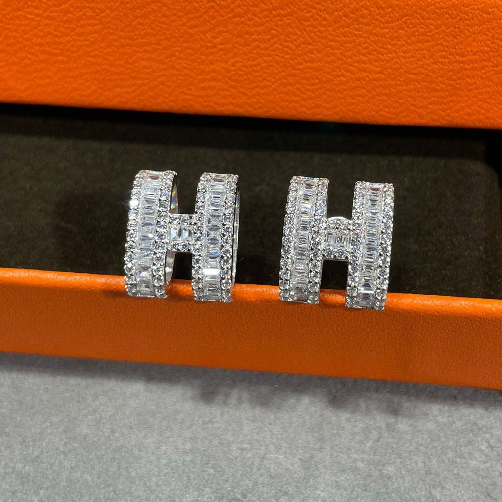 [Imperial] H STUD EARRINGS WITH SILVER DIAMONDS