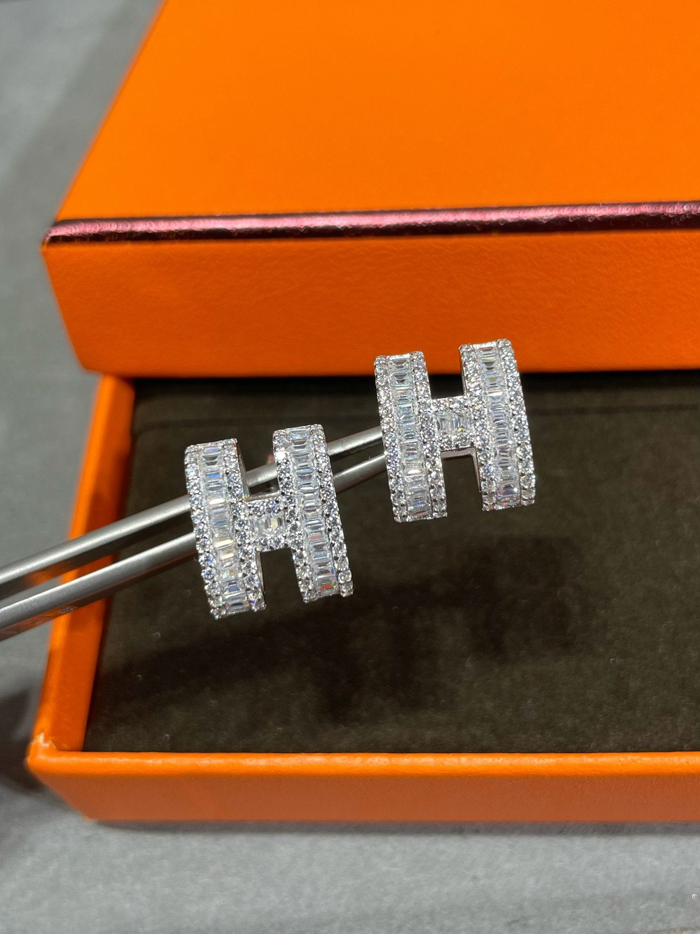 [Imperial] H STUD EARRINGS WITH SILVER DIAMONDS
