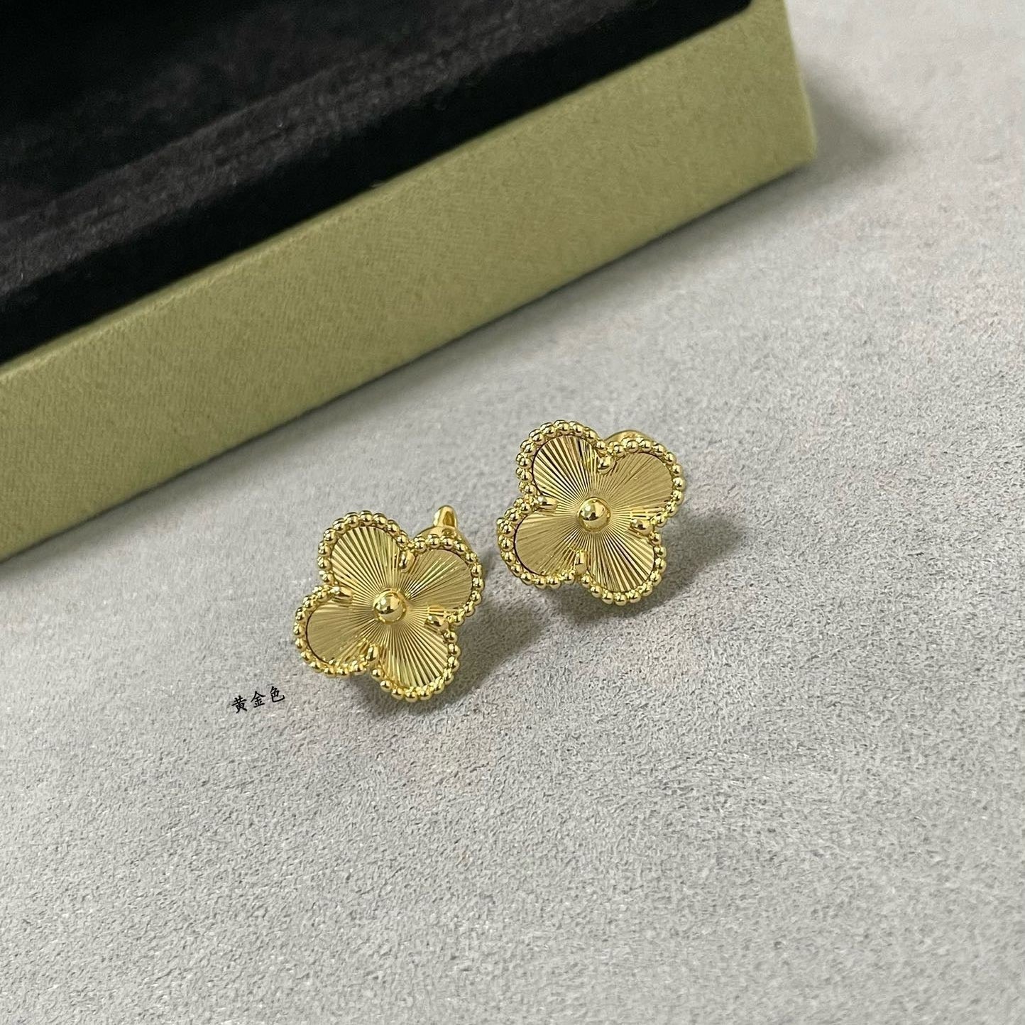 [Imperial] CLOVER MEDIUM STUD EARRINGS