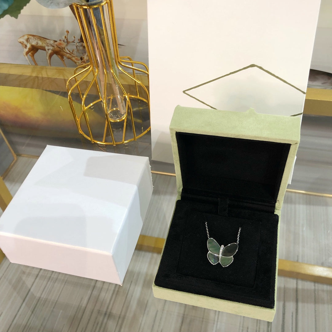 [Imperial] LARGE BUTTERFLY SILVER PENDANT DIAMOND NECKLACE