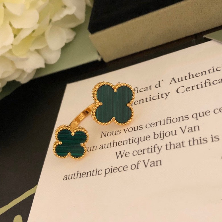 [Imperial] CLOVER BETWEEN THE FINGER RING